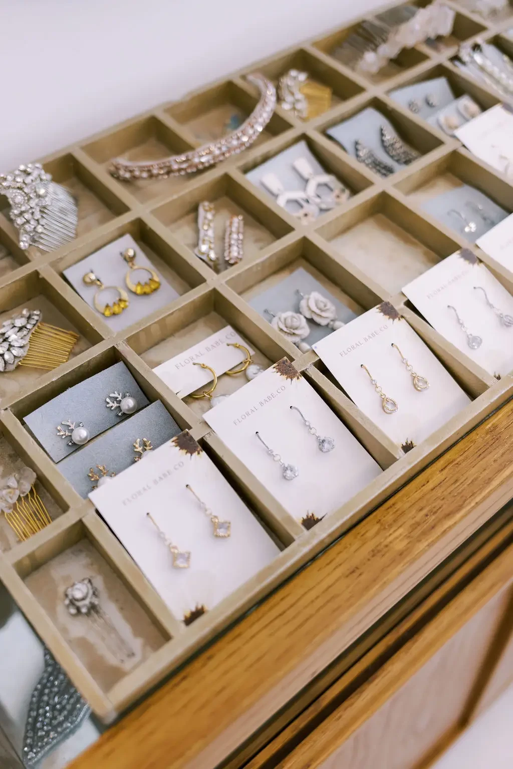 Which Kansas City Bridal Shop Has the Most Affordable Wedding Accessories?. Mobile Image